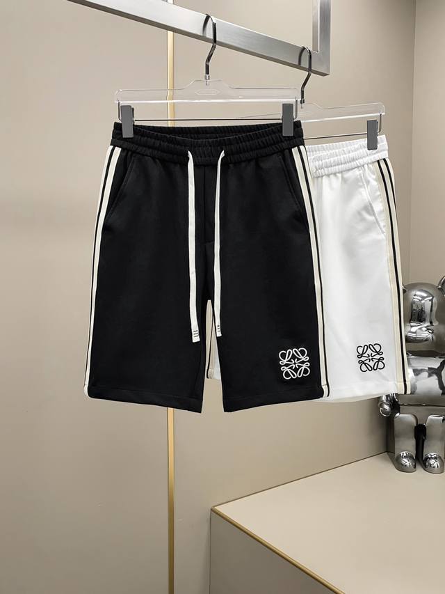 Low24Ss夏季新款休闲时尚运动短裤 客供高科技莫代尔聚酯纤维、具有免烫抗皱性能、透气舒适。质地柔糯细腻、不易变形、垂感很好、品相一流。 松紧腰系带、方便舒适