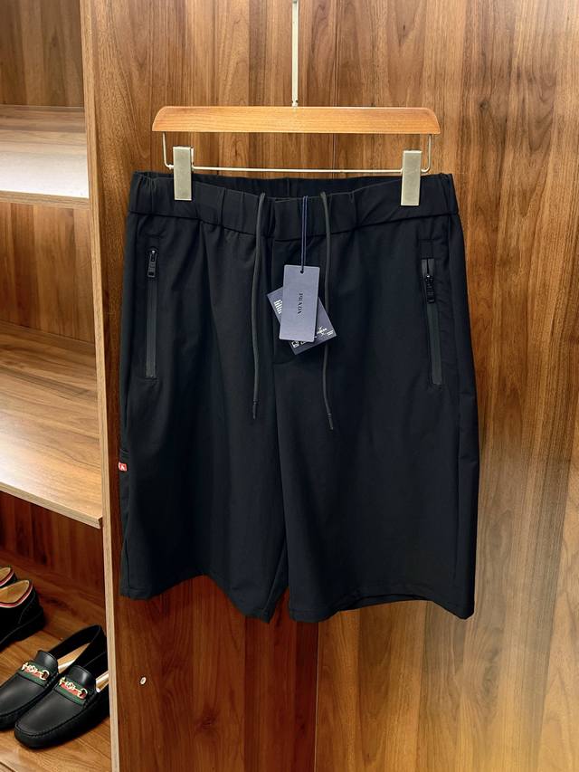 小红标来了哦！夏日必备抽绳款再生聚酯纤维面料休闲短裤 Hy1260175 这款短裤采用了高质量的再生聚酯纤维面料，具有出色的透气性和快干性，能够帮助你在炎炎夏日