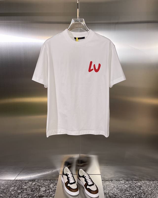 Louis Vuitton驴牌lv 精品 款式：男款短袖t恤衫t-Shirt 80支定制面料，帅气时尚，字母图案logo，简约百搭款。面料棉 不仅挺括，保持潮流