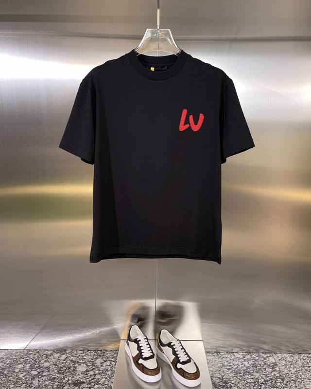 Louis Vuitton驴牌lv 精品 款式：男款短袖t恤衫t-Shirt 80支定制面料，帅气时尚，字母图案logo，简约百搭款。面料棉 不仅挺括，保持潮流