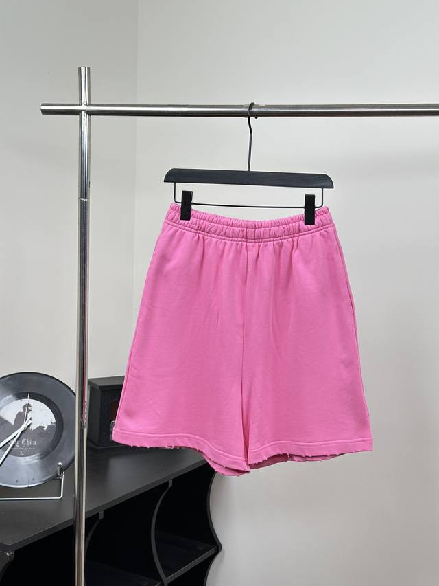 Balenciag* 巴黎blcg 24Ss新款粉色磨破做旧基础短裤 Size：Xs S M 经典的款实打实就是玩面料细节 顶级订染原版棉染色面料！保证了面料的