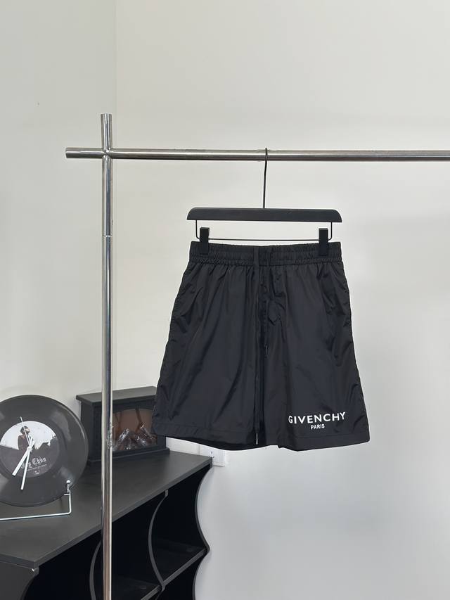 Givench* 纪梵希 23Ss春夏新款gvc字母印花休闲短裤 Size：Xs S M L 专柜同步在售定制聚酯纤维面料，舒适透气，腿部印花logo图案，腰间
