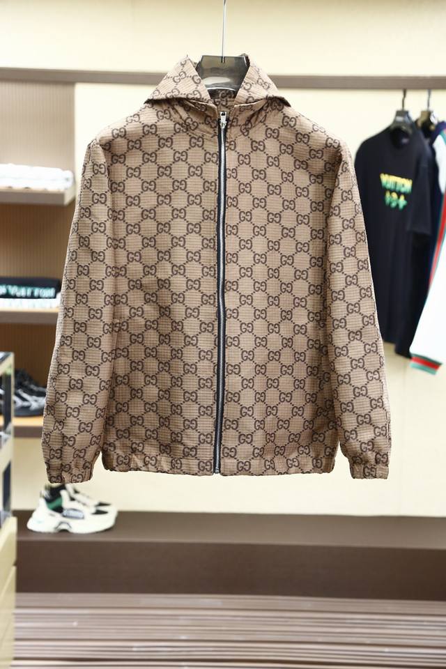 Gucci古奇-2024新款时尚休闲夹克外套。 版型：高端的时尚美学设计结合立体裁剪的版型，使穿着更具舒适性和观赏性。 面料：采用高密织的纤维研发面料；固色定染