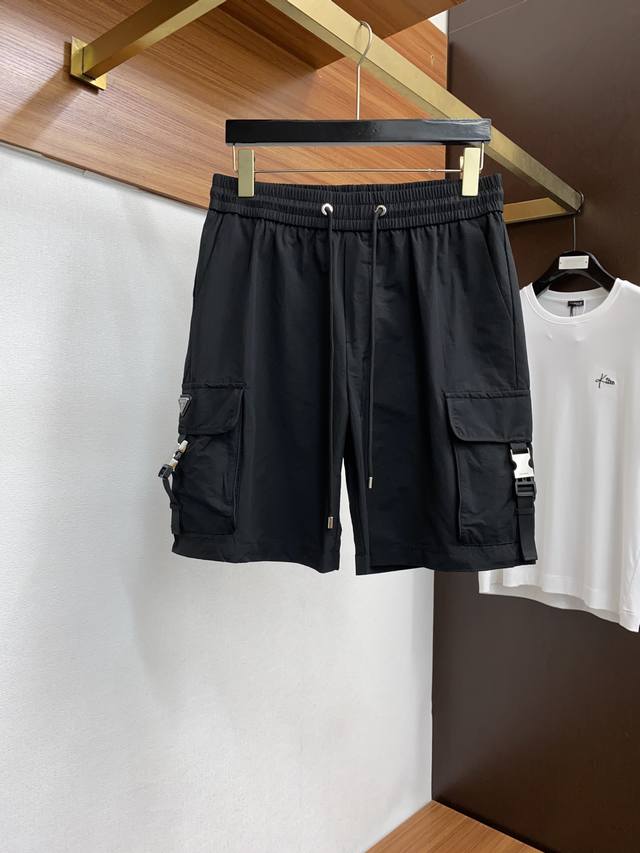 普拉达 2024春季新款休闲短裤！官网同步发售。品牌经典logo休闲裤 ，定制面料，舒适度极好，手触感强烈。辨识度极高，完美品相工艺。 尺码：M-3Xl