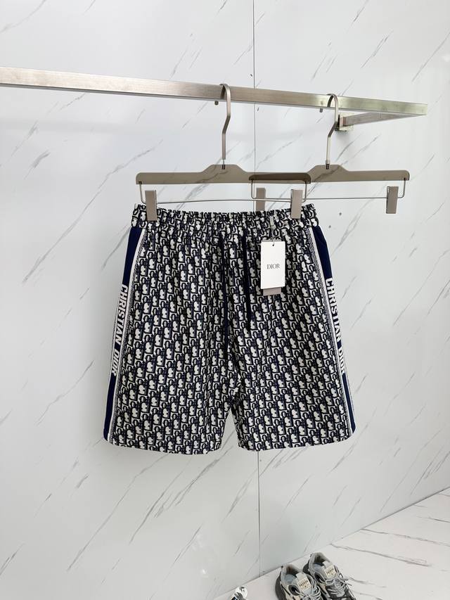 Dior 2024 最新款短裤！毋庸置疑的街头热门单品，经典的元素更是品牌的时髦代表，夏天来临之际怎么能少的了这款神裤呢，面料经等多道复杂工艺处理，足以凸显它独