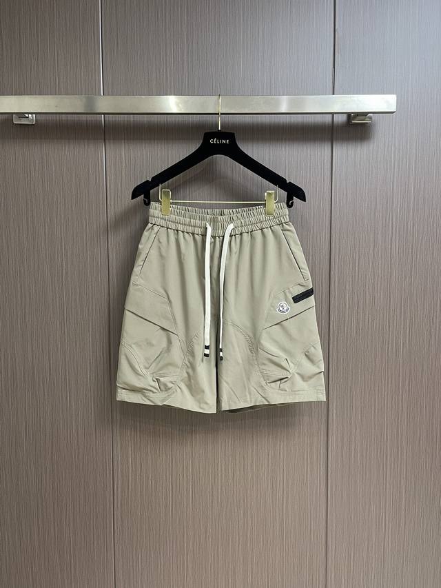 Moncler 2024Ss夏季新款户外功能性男士短裤。这款百慕大短裤采用客供面料制成，配色柔和而不失前卫感。款式饰有品牌标识，适合搭配 Moncler Bor