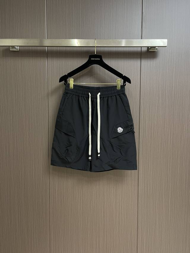 Moncler 2024Ss夏季新款户外功能性男士短裤。这款百慕大短裤采用客供面料制成，配色柔和而不失前卫感。款式饰有品牌标识，适合搭配 Moncler Bor