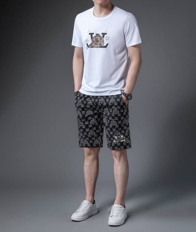 Lv 夏季新款短裤套装 尺码：M-4Xl，最大可穿210斤。 介绍：24年夏季新品男士高档专柜休闲套装，原版开模定制，面料不变形不掉色不缩水，工艺细节精美，走线