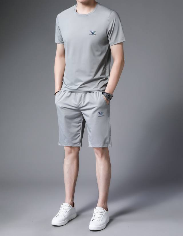 阿玛尼 夏季新款短裤套装 尺码：M-4Xl，最大可穿210斤。 介绍：24年夏季新品男士高档专柜休闲套装，原版开模定制，面料不变形不掉色不缩水，工艺细节精美，走