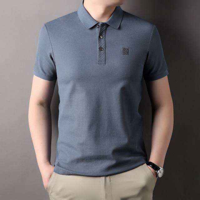 迪奥 男士春款翻领polo衫长袖 尺码：M~4Xl，最大可穿210斤 介绍：2024Ss经典款男士polo衫，客供定制精棉面料，手感柔软细腻顺滑，面料挺括有型，