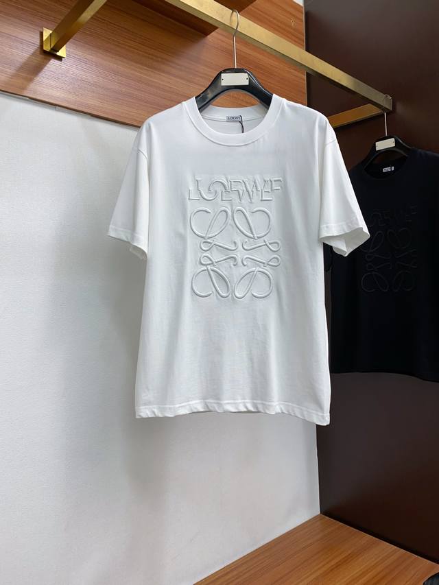 罗意威 2024Ss新款短袖 T恤 微阔版型 S-Xxl 下方文字描述有尺码表 这款短袖t以今年专柜品牌logo设计元素，展现了品牌独特的艺术审美和时尚触觉 肩