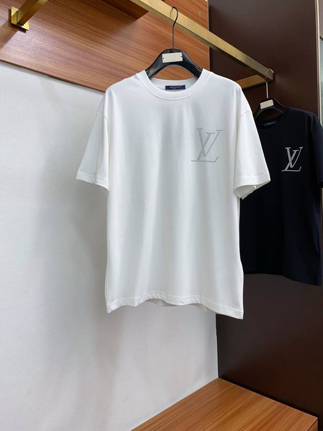 Lv 路易威登 2024Ss新款短袖 T恤 宽松版型 S-Xl 下方文字描述有尺码表 这款短袖t以今年专柜品牌logo设计元素，展现了品牌独特的艺术审美和时尚触