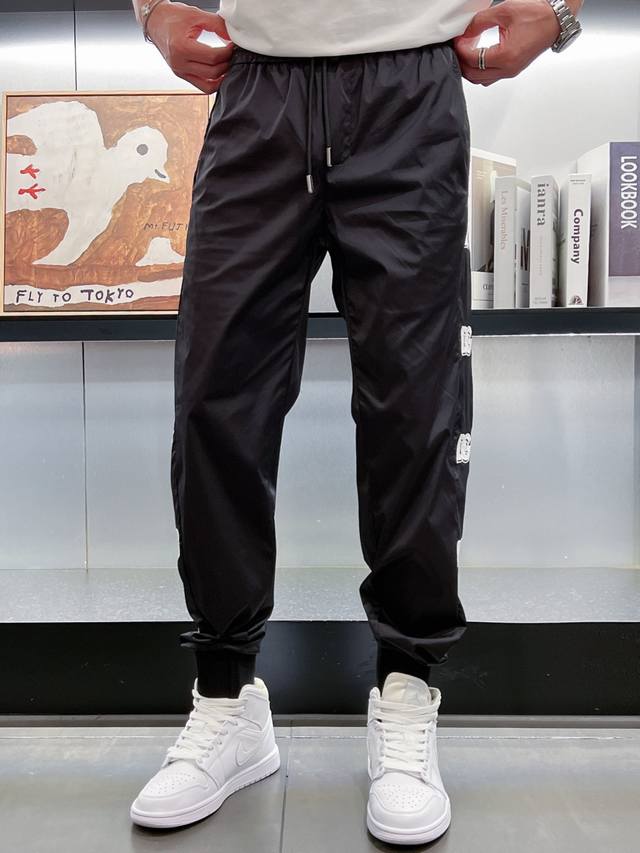 Dg* 4S 春夏新款 时尚休闲裤 品牌经典logo ，舒适度极好，手触感强烈。辨识度极高 定制进口面料 色泽清新 做工精细 ～上身超赞 ：码数 M 4Xl