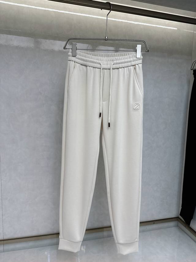 杰尼亚 2024春夏新款休闲裤！官网同步发售。品牌经典logo休闲裤，定制面料，舒适度极好，手触感： 烈。辦识度极高，完美品相工艺。尺码：M-3Xl