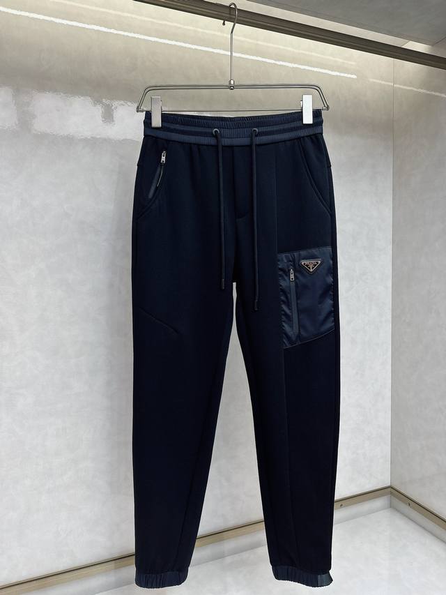 普拉达 2024春夏新款休闲裤！官网同步发售。品牌经典logo休闲裤，定制面料，舒适度极好，手触感： 烈。辦识度极高，完美品相工艺。尺码：M-3Xl