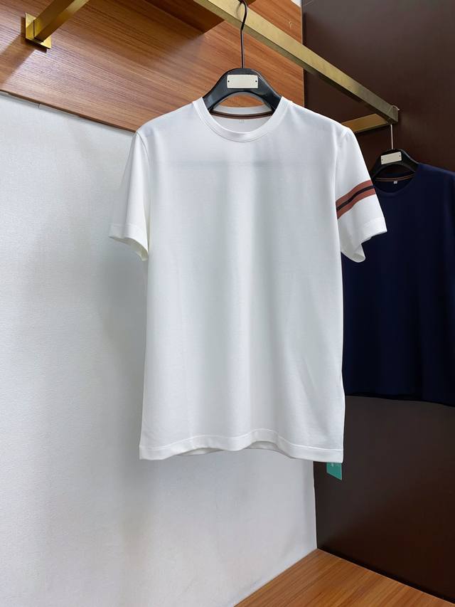 杰尼亚 春夏最新款短袖t恤，手感柔软，穿着舒适，做工精细.上身效果无敌帅气，码数m-3Xl