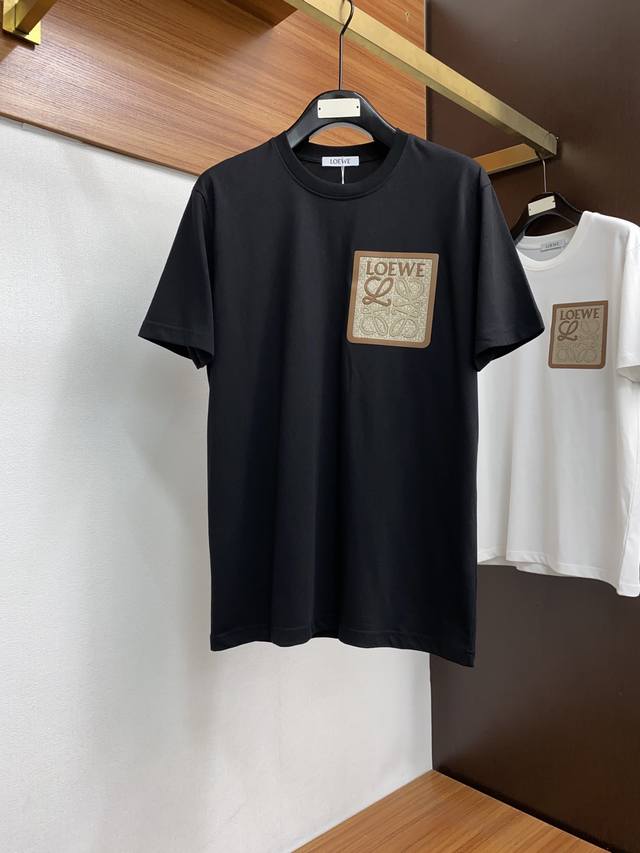 罗意威 2024Ss新款短袖 T恤 合身版型 Xs-L 这款短袖t以今年专柜品牌logo设计元素，展现了品牌独特的艺术审美和时尚触觉 胸口logo风格组合搭配后