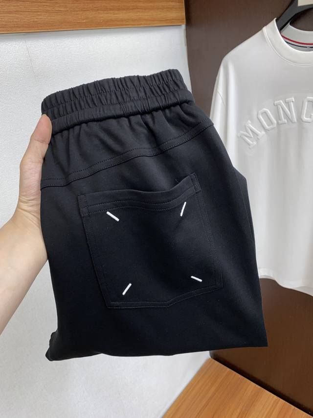 马吉拉 2024春季新款休闲裤！官网同步发售。品牌经典logo休闲裤 ，定制面料，舒适度极好，手触感强烈。辨识度极高，完美品相工艺。 尺码：M-3Xl