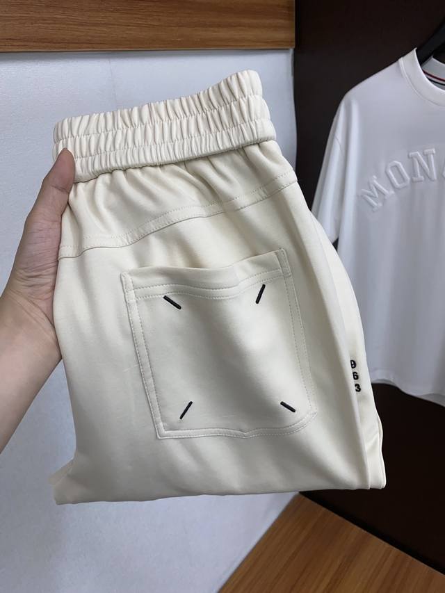 马吉拉 2024春季新款休闲裤！官网同步发售。品牌经典logo休闲裤 ，定制面料，舒适度极好，手触感强烈。辨识度极高，完美品相工艺。 尺码：M-3Xl