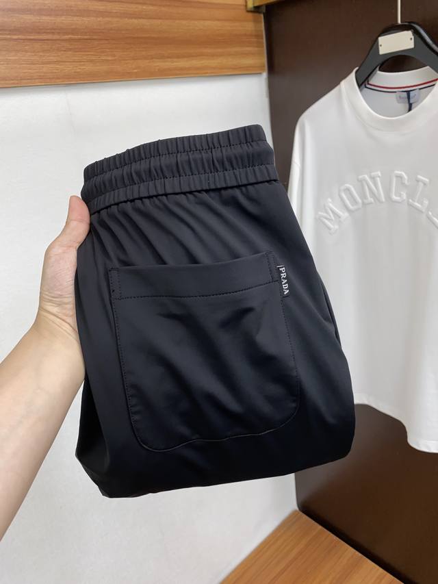 普拉达 2024最新运动休闲裤 定制面料 手感软滑细腻 带点凉凉的触感 亲肤舒适！ 比普通的棉更有强韧度 有适中的弹力 这样一来 整体的面料其实也是比较耐用！