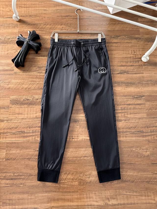 古奇 4S 春夏新款 时尚休闲裤 品牌经典logo ，舒适度极好，手触感强烈。辨识度极高 定制进口面料 色泽清新 做工精细 ～上身超赞 ：码数 M 4Xl