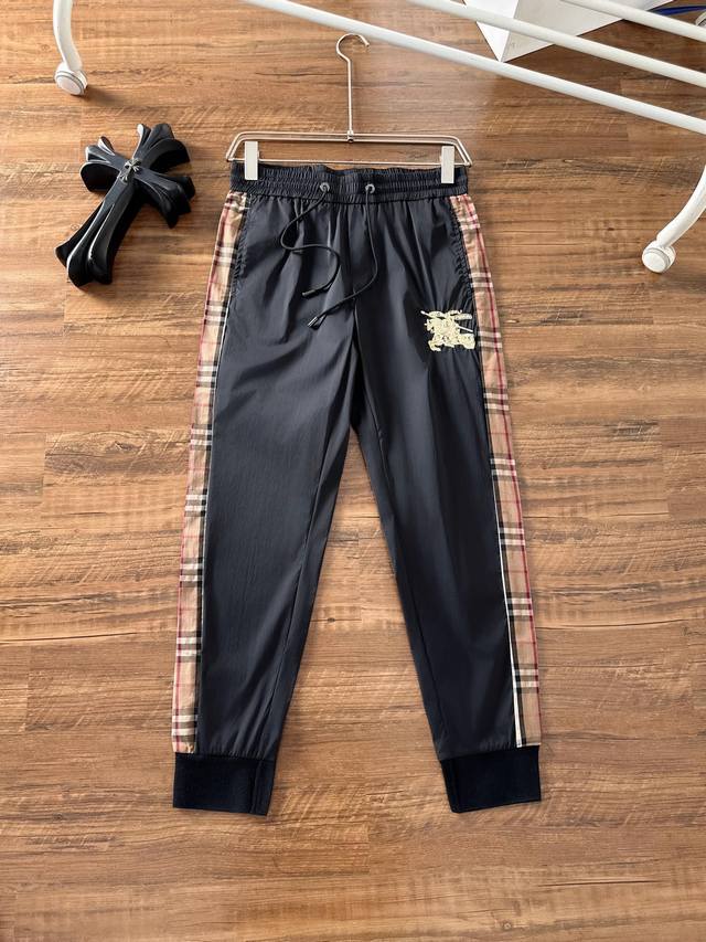 巴宝莉 4S 春夏新款 时尚休闲裤 品牌经典logo ，舒适度极好，手触感强烈。辨识度极高 定制进口面料 色泽清新 做工精细 ～上身超赞 ：码数 M 4Xl