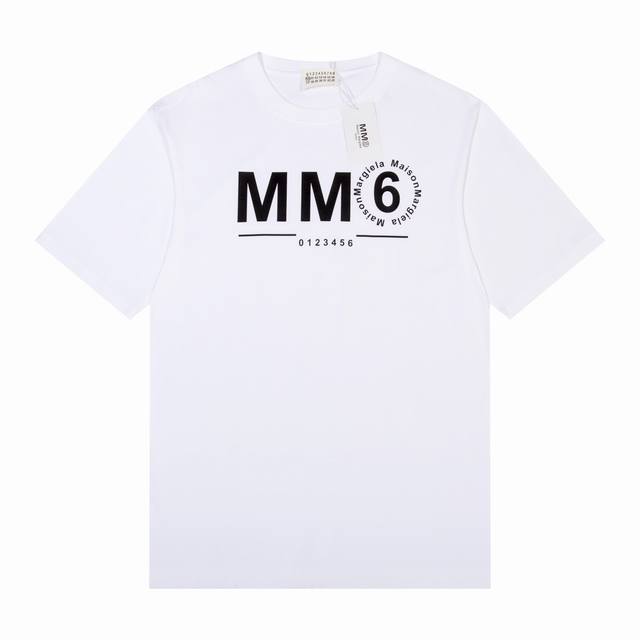 马桔拉 Mm6 24S S Logo 标签 春夏短袖t恤 完美细节处理 32支双纱重磅300克面料 颜色 黑色 白色 码数 S M L Xl Xxl 五码