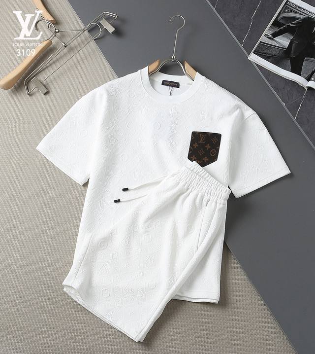 Lv新款套装系列-白色 面料：纯棉 颜色：白色 黑色 尺码：M L Xl Xxl L 男女同款