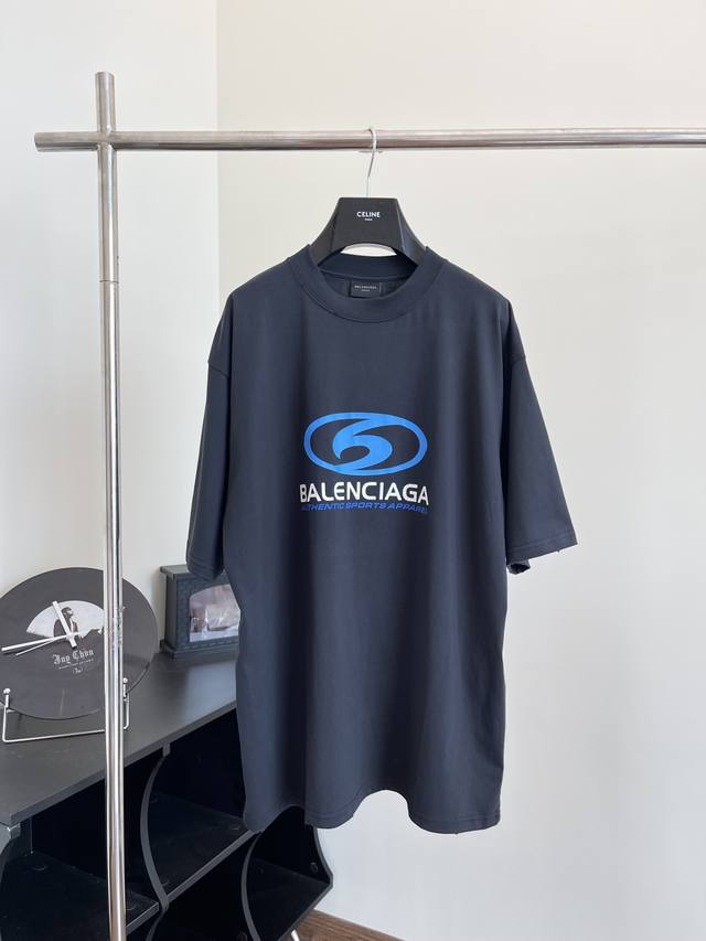 Balenciag* 巴黎 24Ss最新冲浪系列裂纹印花短袖t恤 Size：S M L Xl 工艺说明：面料采用240G 精梳棉 面料到了先过一道水洗后在进行裁