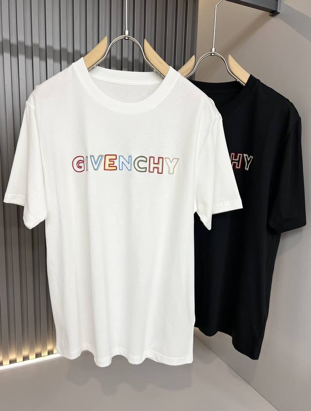 Giv*Chy 纪*希2024春夏新款男女同款短袖t恤，主创时尚注入了全新时尚能量。通过探索各种题材和性感魅力，极具辨识度，引领全新街头时尚潮流。该款是g家独家