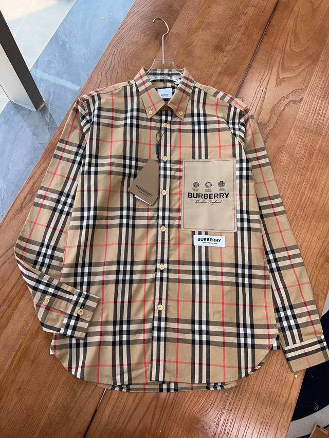 Burberry ｜巴宝莉 标签贴花格纹棉府绸衬衫 原版级最新款 大标签贴花贴布绣 棉质休闲衬衫出货！ 宽松版型的棉质牛津衬衫，装饰品牌标签印花饰牌，致敬品牌探