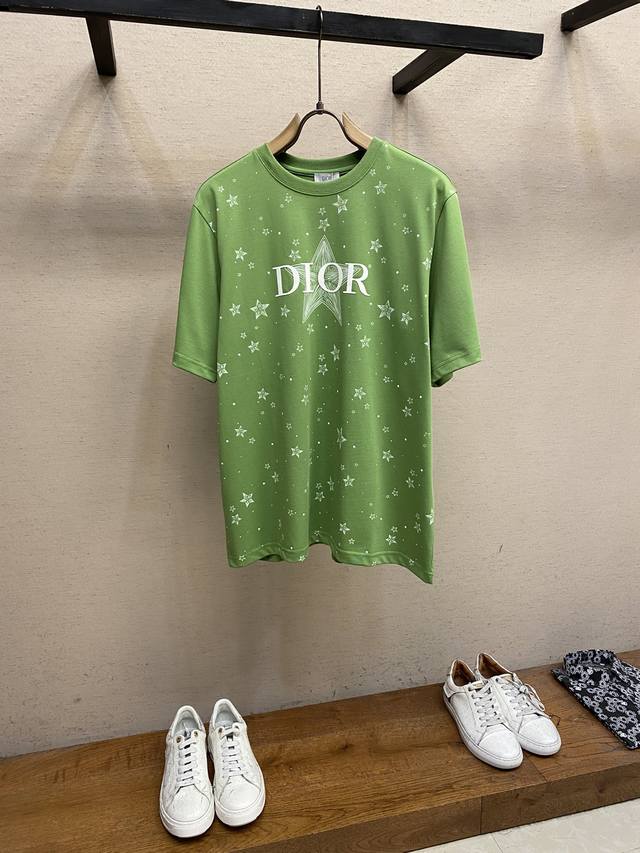 Dior，小迪五角星标识印花~绿色情侣款短袖t恤 时髦清新的明亮绿，非常抓眼球的颜色 穿上它！绝对是人群中最惹眼的存在 打造夏季全新的视觉感观，男女街拍潮流同款
