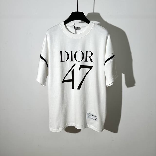 2024 Dior 新款1947标签印花超大版型拼接造型t恤。这款 T 恤是二零二四春季男装系列新品，展示 Dior 1947 标志印花，向 Dior 承传以及