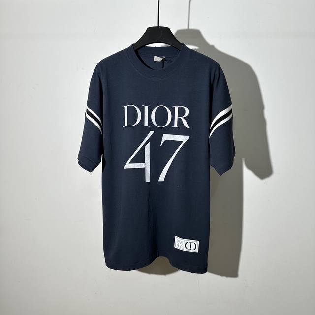 2024 Dior 新款1947标签印花超大版型拼接造型t恤。这款 T 恤是二零二四春季男装系列新品，展示 Dior 1947 标志印花，向 Dior 承传以及