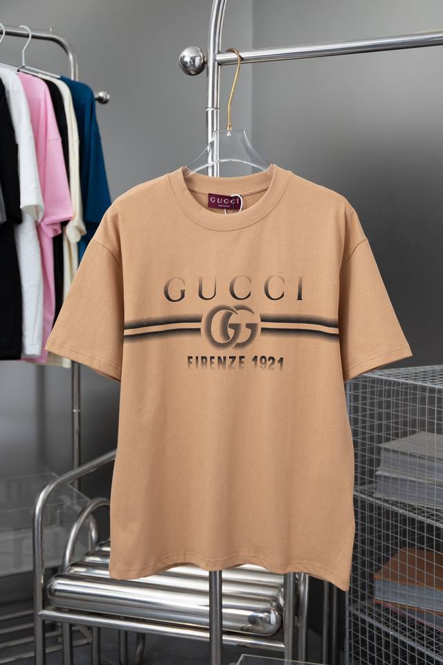高品质 Gucci 古驰 24Ss春夏新款系列以现代视角焕新诠释品牌经典设计元素和精致图案。这款t恤以卡其色针织棉匠心打造，巧妙融入gucci双g Firenz