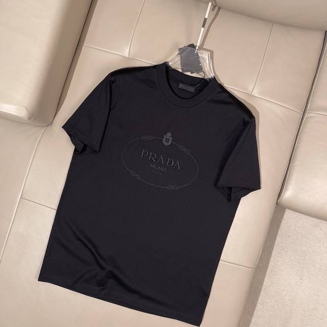 Prad 男女 Tee 工艺精湛 刺绣图案立体饱满 密实 250G新疆长绒棉 布面精细光滑 柔软亲肤 版型与剪裁极高标准 上身利索显精神 优雅范！ 码数：S，M