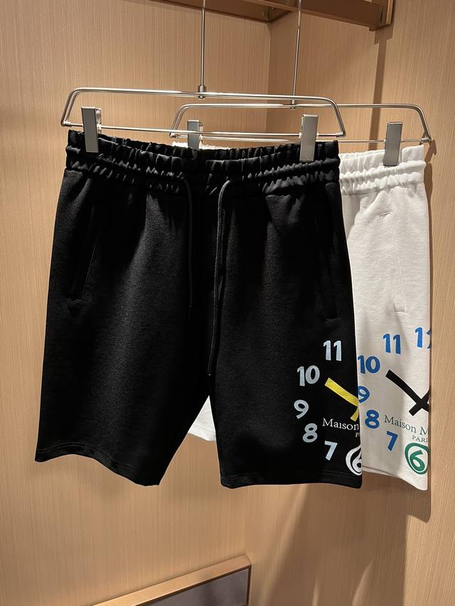 马吉拉 Maison Margiel 2024春夏新款男女同款休闲短裤，专柜同步发售！定制专属洗水纯棉面料，裤腿印花logo设计！简约大方，从容百搭，档次极高，