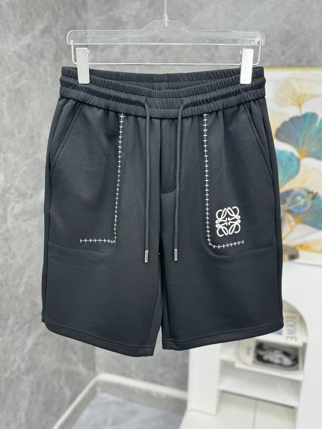 罗意威 2024春夏新款休闲短裤！官网同步发售。定制品牌经典logo，定制面料，舒适度极好，手触感强烈。辨识度极高，完美品相工艺。 尺码：M-3Xl