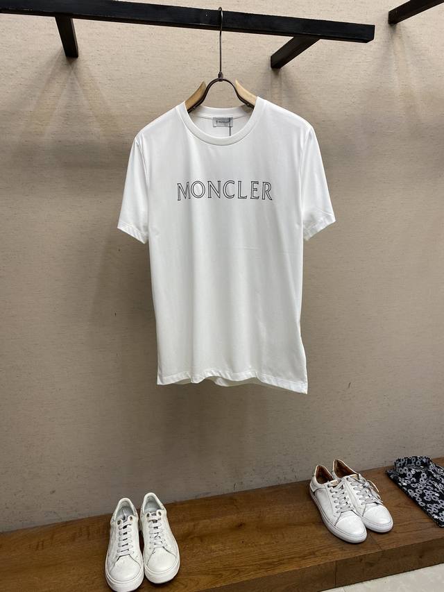 Moncler，新款短袖yyds 日常出门闭眼搭 定制丝光弹力棉面料短袖t恤 魅力在于创造了简约奢华感的时尚,随意搭配感受英式风格独特气质. 宽松的版型展现出休