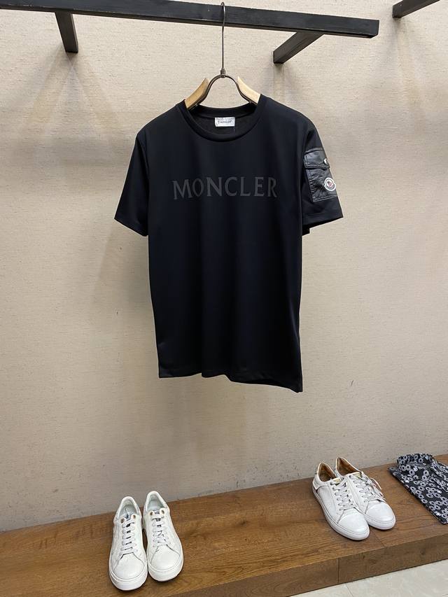 Moncler，新款短袖yyds 日常出门闭眼搭 定制丝光弹力棉面料短袖t恤 魅力在于创造了简约奢华感的时尚,随意搭配感受英式风格独特气质. 宽松的版型展现出休