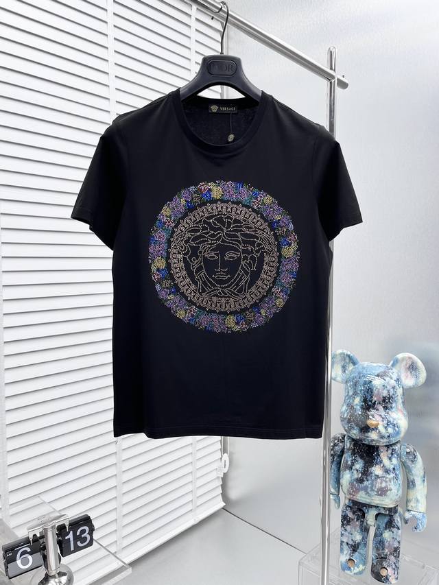 Versace*2024Ss新款短袖，胸前标识logo烫钻设计！以简洁的轮廓，利落的剪裁和解构主义的设计，将纽约式的率性不羁融入t恤，并在细节处体现设计者的不懈