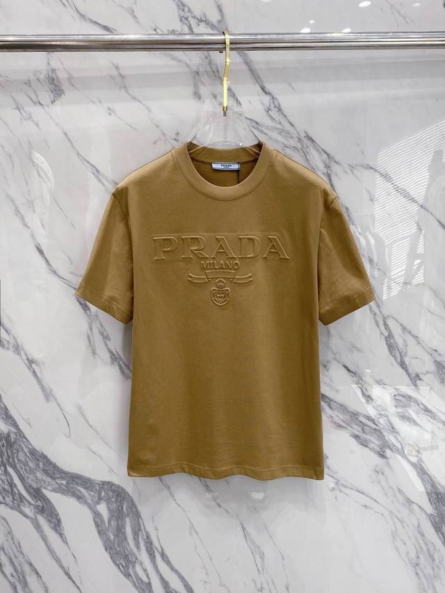 Prada 普拉达 2024夏款圆领短袖t恤 经典大方的款式，可以穿十年都还是流行的那种，你一定要收藏几件，难得精致极致的款，你一定要收！好品味的一件！重要到哪