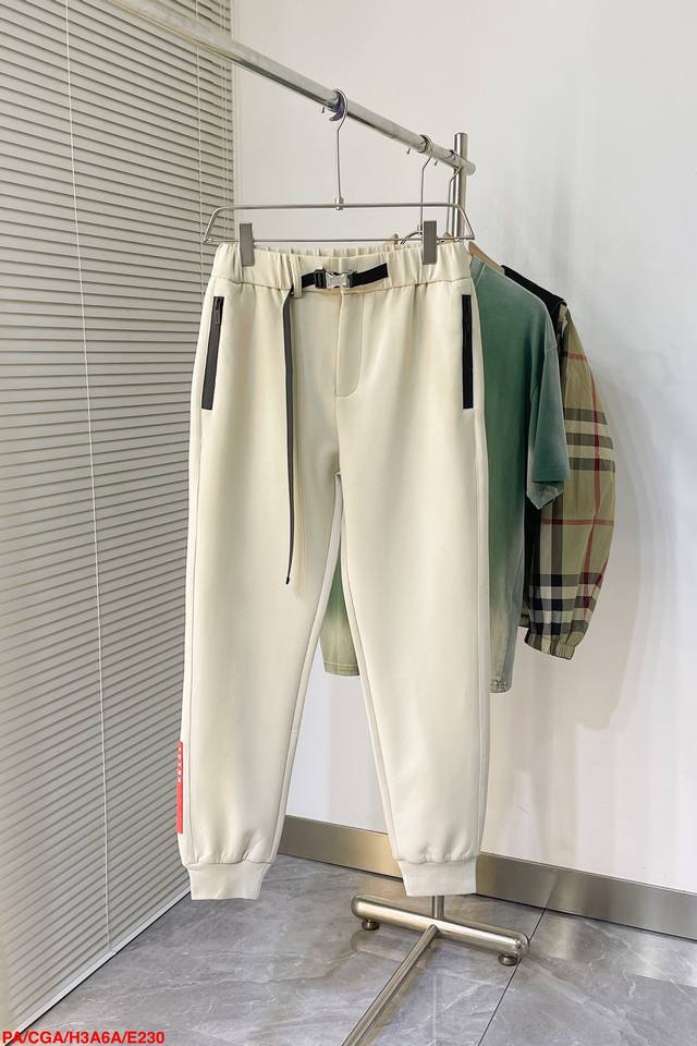 E230 Pa Prada# 2024 春夏休闲裤子 美学的焕新诠释,演绎浓郁的格调型时尚风范,细节感和设计感强悍.经典品牌标识做为色彩搭配,演绎经典的品牌时尚