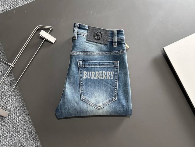 Burberry 巴宝莉 2024 春夏新品 专柜有售 实体店极品牛仔裤专柜原版1:1好货，适合各个年龄段。市场最高版本的欧洲进口面料。舒适柔软亲肤，上身效果超