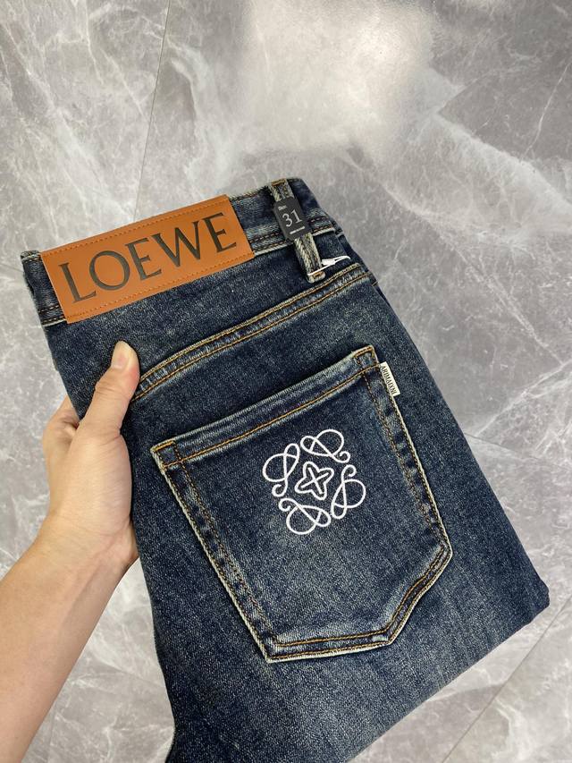 Loewe罗意威 2024新品男士牛仔裤 面料弹性好。 刺绣工艺款 独家发售 官网同步 时尚优雅 重工艺设计。采用原色酵母水洗工艺 精选进口重磅丹宁牛仔面料 配