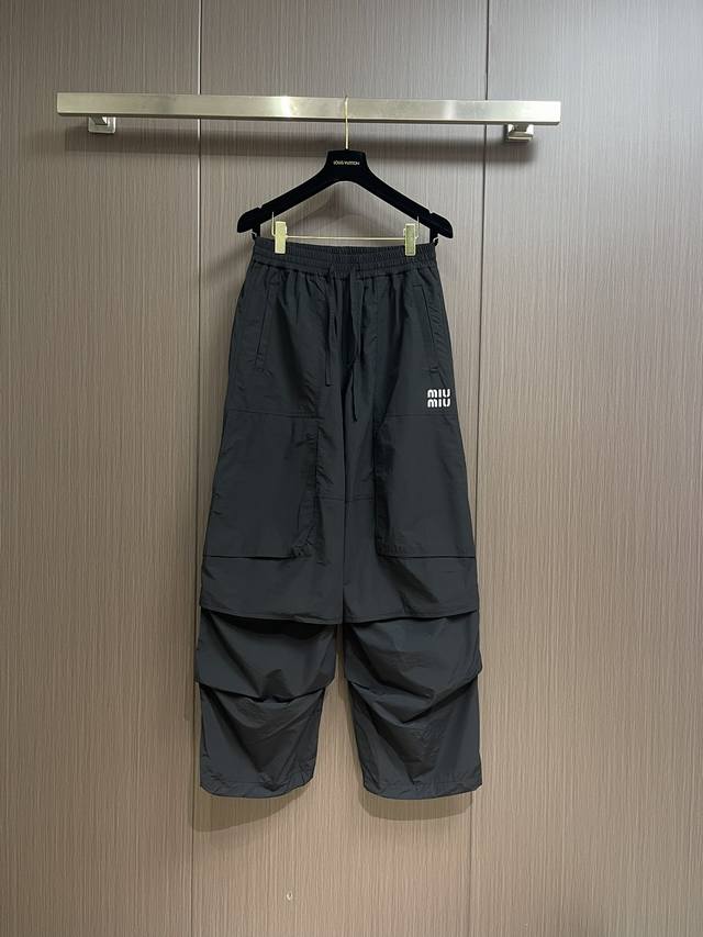 Miumiu 2024Ss新款伞兵裤，超薄纤维面料透气舒适，腰部弹力带设计，膝盖余量堆叠松弛感满满，下摆抽绳可调节，尺码：S-Xl