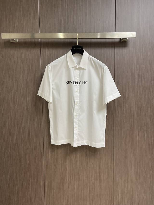 Givenchy 纪梵希反转印花短袖衬衫，采用高密天丝进口全棉面料，专用衬衫机器制作，纽扣采用真贝壳扣，带激光刻字，定制辅料配件。尺码：S-Xxl S码肩宽50