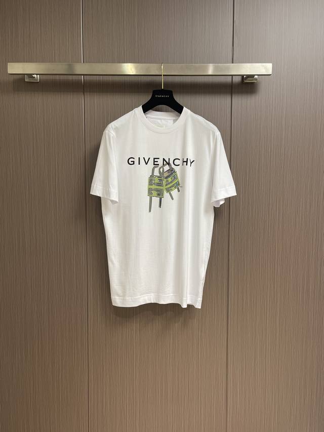 Givenchy 4G锁头印花短袖t恤，50支股以及32支索罗纳螺纹手感柔软 舒适亲肤 Gvc Logo和4G挂锁完美搭配 标志性爱情锁设计 锁住一切美好的寓意