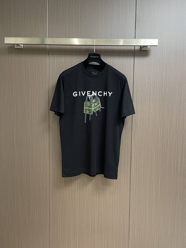 Givenchy 4G锁头印花短袖t恤，50支股以及32支索罗纳螺纹手感柔软 舒适亲肤 Gvc Logo和4G挂锁完美搭配 标志性爱情锁设计 锁住一切美好的寓意