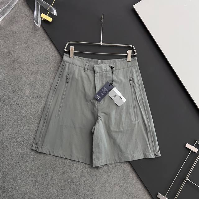Cd、2024新款短裤，此款短裤原版开模，采用灰色棉质混纺面料制作，带有侧面和后侧拉链口袋，侧面展示三角形衬料设计，背面以dior橡胶补丁、非常具有独特性，更能